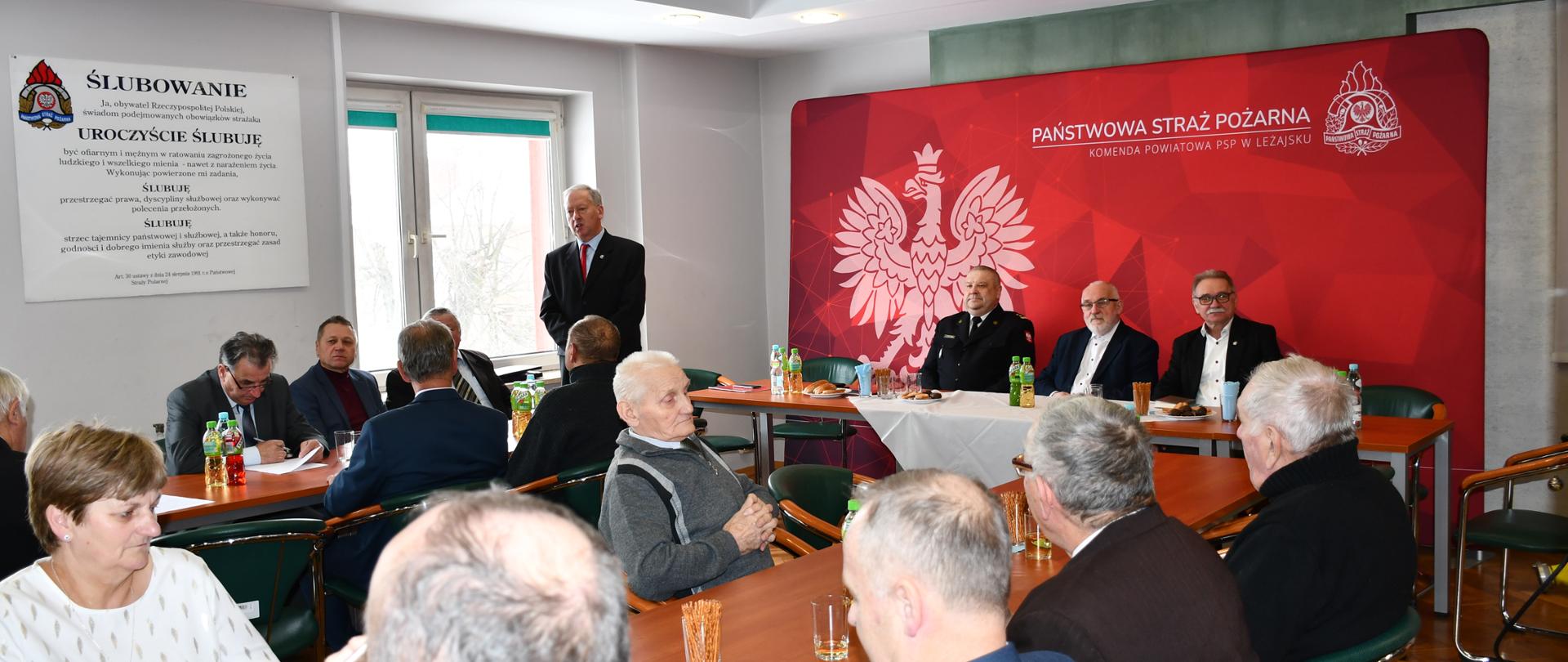 Na zdjęciach widzimy strażaków emerytów uczestniczących w spotkaniu opłatkowym.