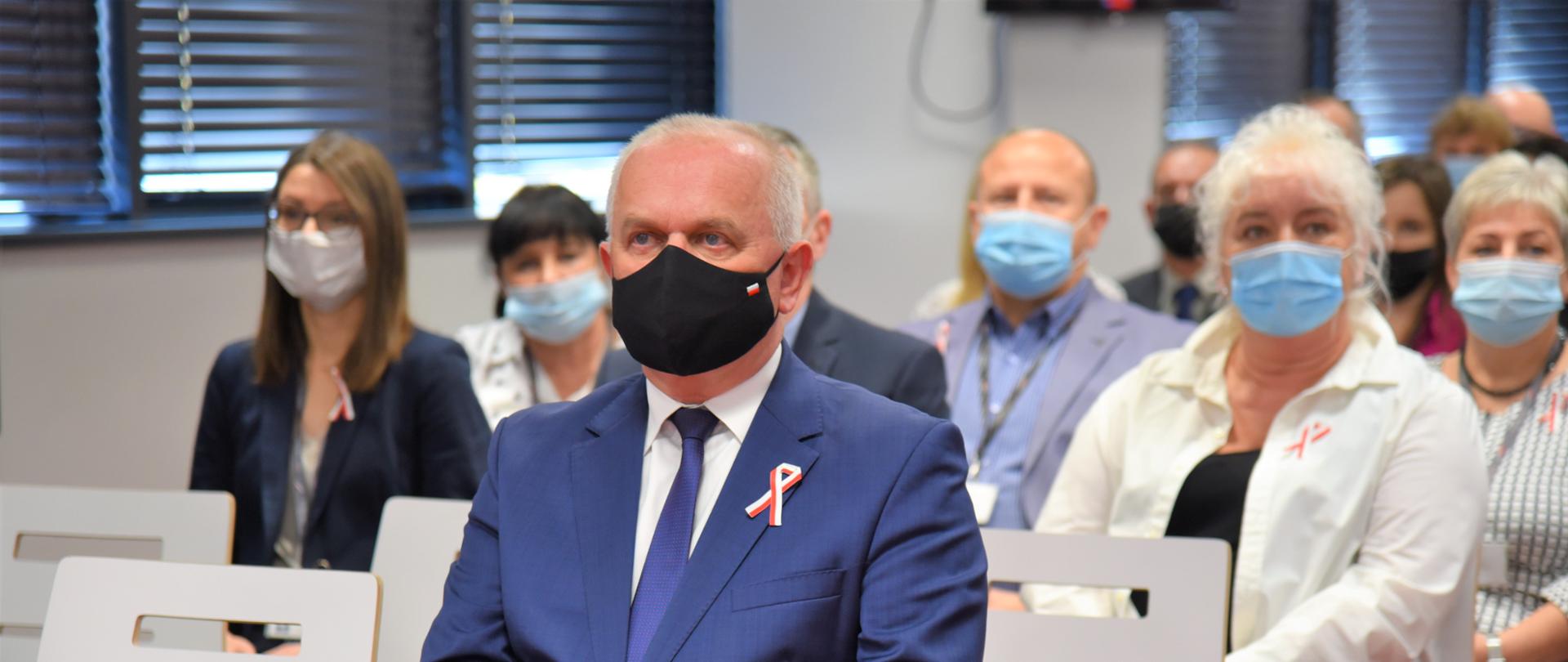 Widok na lewą stronę widowni, w pierwszym rzędzie siedzi wojewoda, za nim inni uczestnicy uroczystości