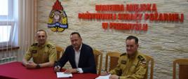Na zdjęciu st. bryg. Bogusław Szczurko komendant miejski PSP oraz Łukasz Płocica prezes zarządu Eurobud Grupa Spółka z o.o podpisują umowę w obecności st. bryg. Daniela Dryniaka zastępcy podkarpackiego komendanta wojewódzkiego PSP