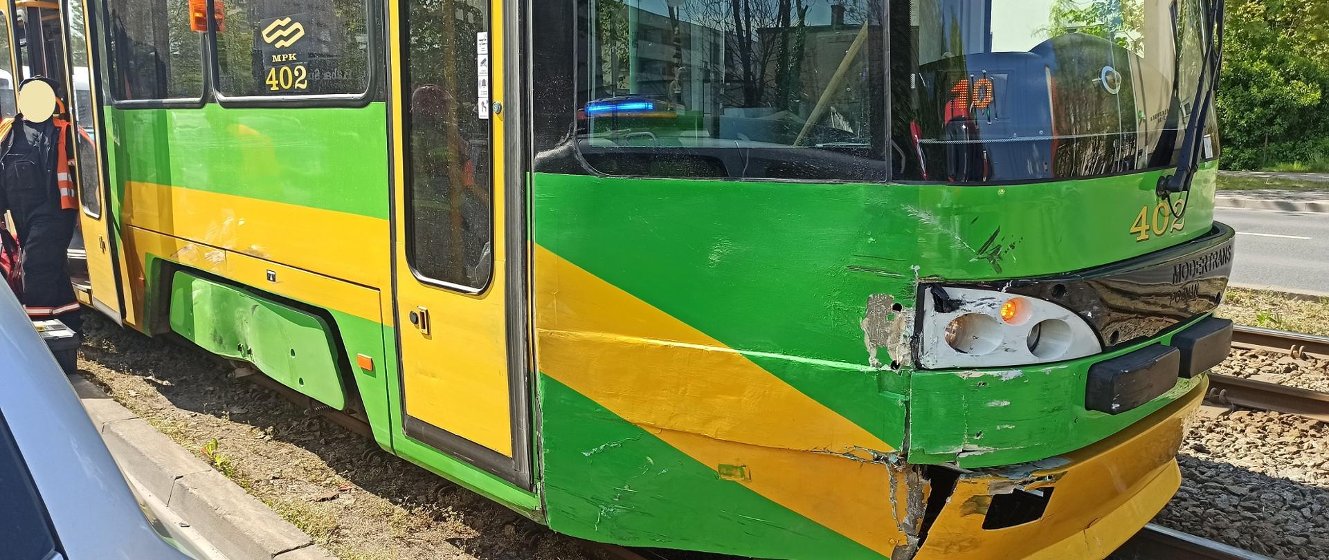 Zdjecie przedstawia uszkodzenie powstałe po zderzeniu na tramwaju