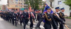 Przemarsz pododdziałów ulicami miasta, na czele poczet sztandarowy Komendy Powiatowej Państwowej Straży Pożarnej w Goleniowie. 