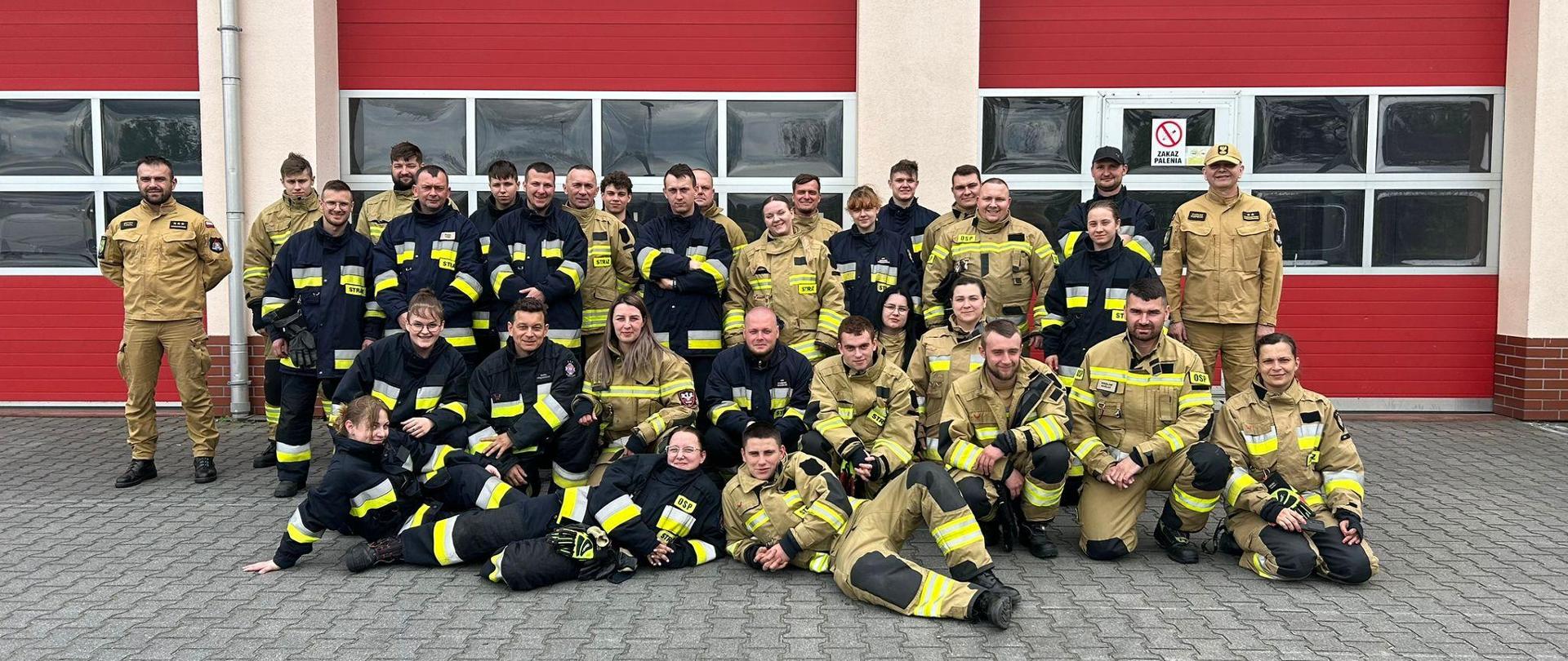 Zdjęcie przedstawia druhów OSP podczas egzaminu kończącego szkolenie podstawowe strażaka ratownika OSP