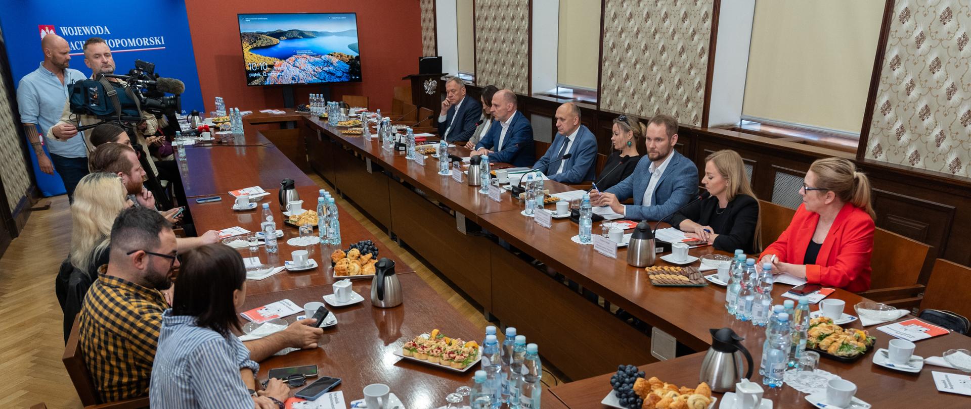 uczestnicy śniadania prasowego przy stole