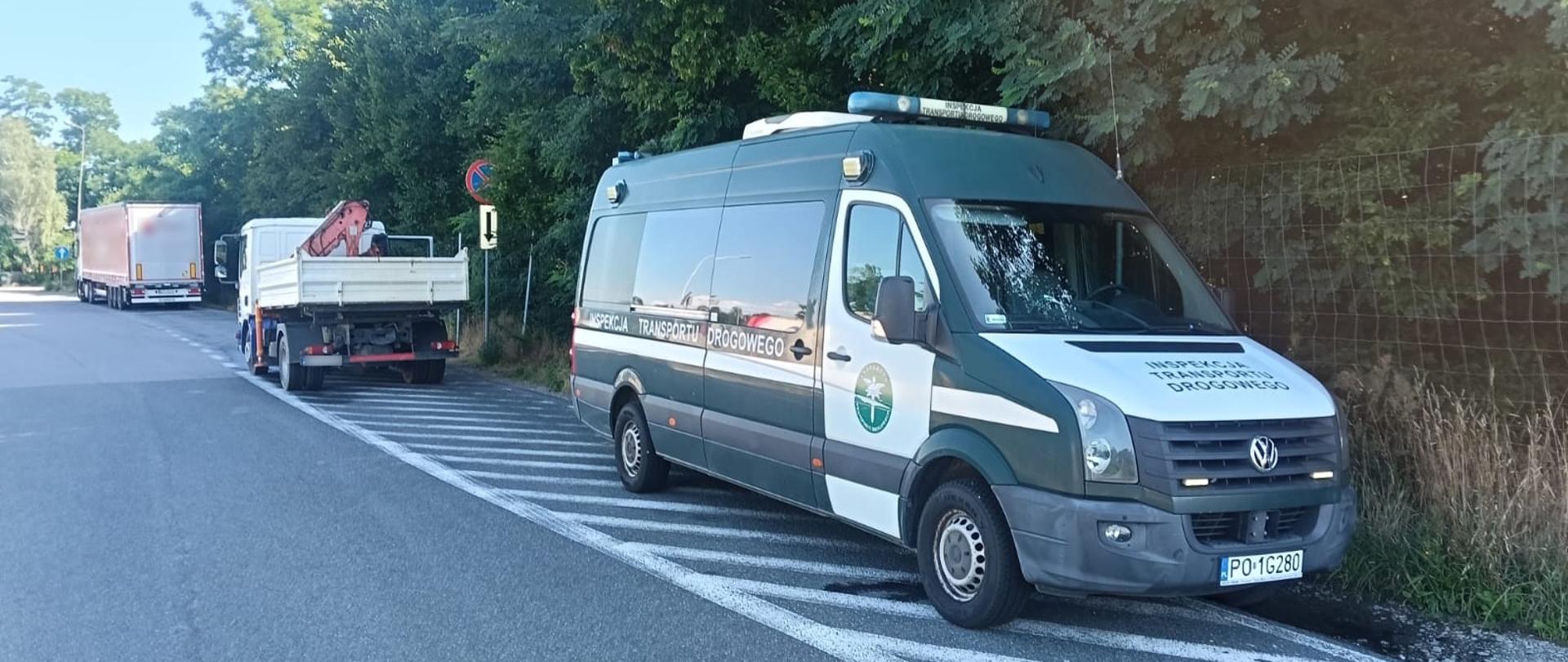 Na pierwszym planie pojazd WITD, za nim dwa pojazdy zatrzymane do kontroli.
