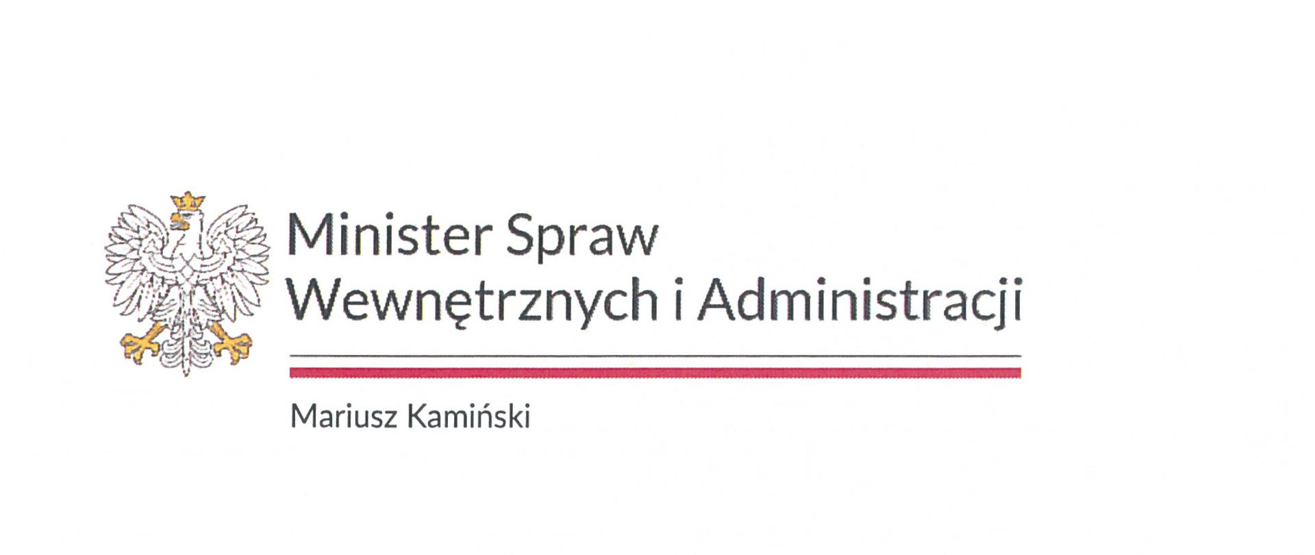Po lewej stronie widoczny logotyp Godło Polski, obok napis Minister Spraw Wewnętrznych i Administracji, poniżej biało czerwona linia, poniżej Mariusz Kamiński.
Adresaci: Funkcjonariuszki i Funkcjonariusze Państwowej Straży Pożarnej, druhny i druhowie Ochotniczych Straży Pożarnych, Szanowni Państwo,
być ofiarnym i mężnym w ratowaniu zagrożonego życia ludzkiego i wszelkiego mienia – nawet z narażeniem życia – te słowa roty strażackiego ślubowania doskonale opisują Waszą służbę. Nawet w najtrudniejszych sytuacjach, kiedy zagrożone jest życie i zdrowie, zawsze można liczyć na Waszą pomoc. To Wy jako pierwsi docieracie na miejsce zdarzenia – gotowi do najwyższego poświęcenia.
Międzynarodowy Dzień Strażaka, który obchodzimy 4 maja, to dobra okazja, aby przekazać najserdeczniejsze wyrazy uznania oraz podziękowanie za wasz profesjonalizm i zaangażowanie w codzienną służbę.
Działacze nie tylko w kraju, ale również poza jego granicami. W lutym tego roku odpowiedzieliście na apel władz tureckich i ruszyliście do walki ze skutkami trzęsienia ziemi. Podczas 8 dni misji w Turcji strażacy z Grupy Poszukiwawczo-Ratowniczej HUSAR uratowali 12 osób uwięzionych pod gruzami, w tym trójkę małych dzieci. Podziękowania i słowa uznania za waszą postawę oraz męstwo docierały do nas z całego świata. Jestem dumny, że nadzoruję tak wspaniałą formację.
Rozwój Państwowej Straży Pożarnej i wsparcie Ochotniczych Straży Pożarnych to kwestie, które należą do priorytetów naszego resortu. Dlatego w ramach programu modernizacji służb mundurowych do 2025 roku do PSP trafi kwota ponad 1,9 miliarda złotych. To środki przeznaczone między innymi na nowy sprzęt i inwestycje, które będą realnym wsparciem dla Waszej codziennej służby. W marcu bieżącego roku wprowadziliśmy świadczenie za długoletnią służbę, a od stycznia 2022 roku obowiązuje przygotowana w MSWiA ustawa o OSP. Dzięki ujętym w niej rozwiązaniom Druhny i Druhowie, którzy czynnie uczestniczyli w działaniach ratowniczych, będąc na emeryturze, otrzymają dodatkowe świadczenie finansowe. To tylko kilka z rozwiązań, które wprowadziliśmy. Zapewniam, że będziemy podejmować kolejne inicjatywy, aby warunki Waszej służby były coraz lepsze.
Z okazji Waszego święta wszystkim Funkcjonariuszom, Funkcjonariuszom, Pracownikom Cywilnym PSP oraz Druhnom i Druhom OSP życzę wszelkiej pomyślności w życiu zawodowym oraz prywatnym.
Z wyrazami szacunku odręczny podpis M. Kamiński
