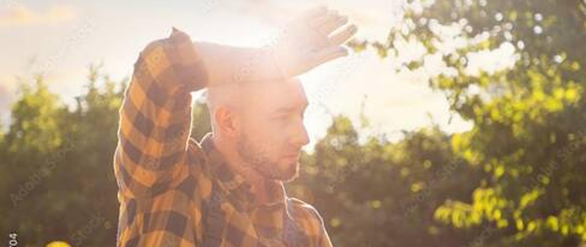 rolnik ocierający pot z czoła