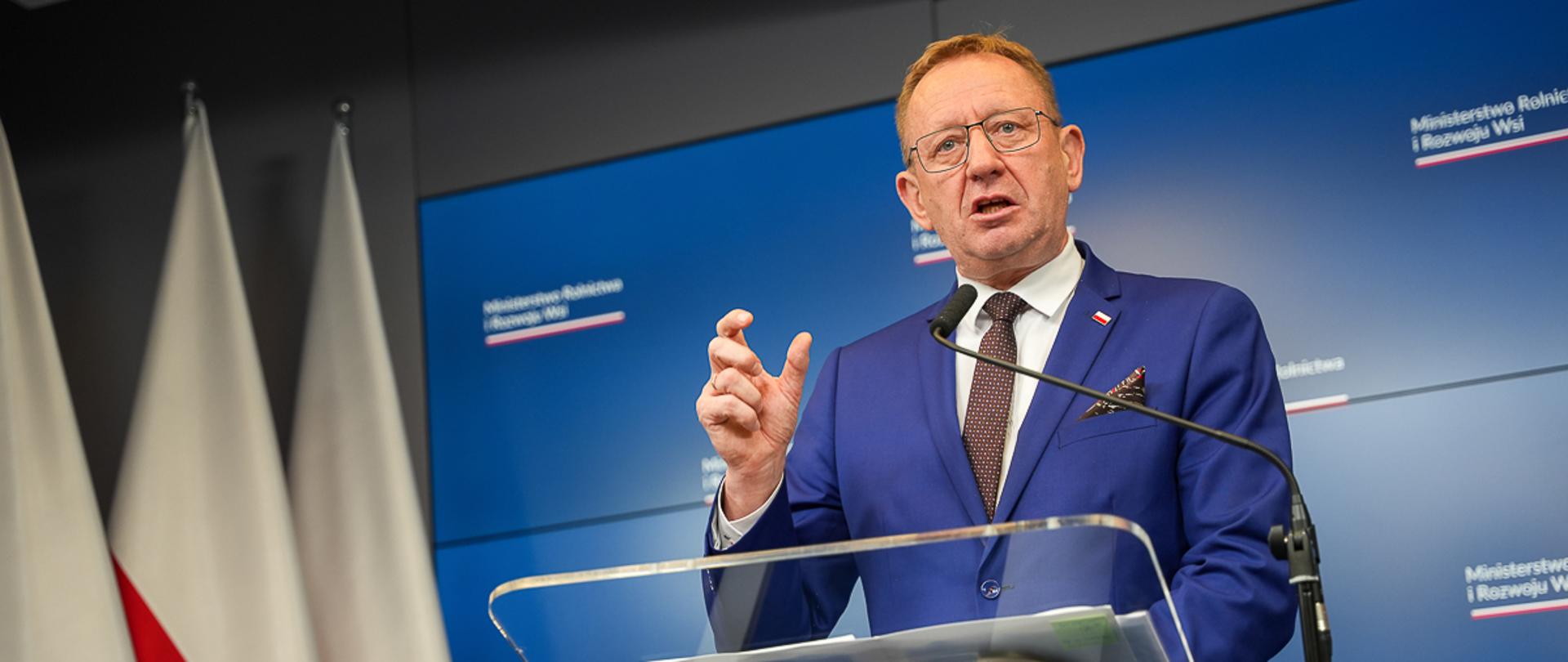 Minister Robert Telus odpowiada na pytania dziennikarzy (fot. MRiRW)