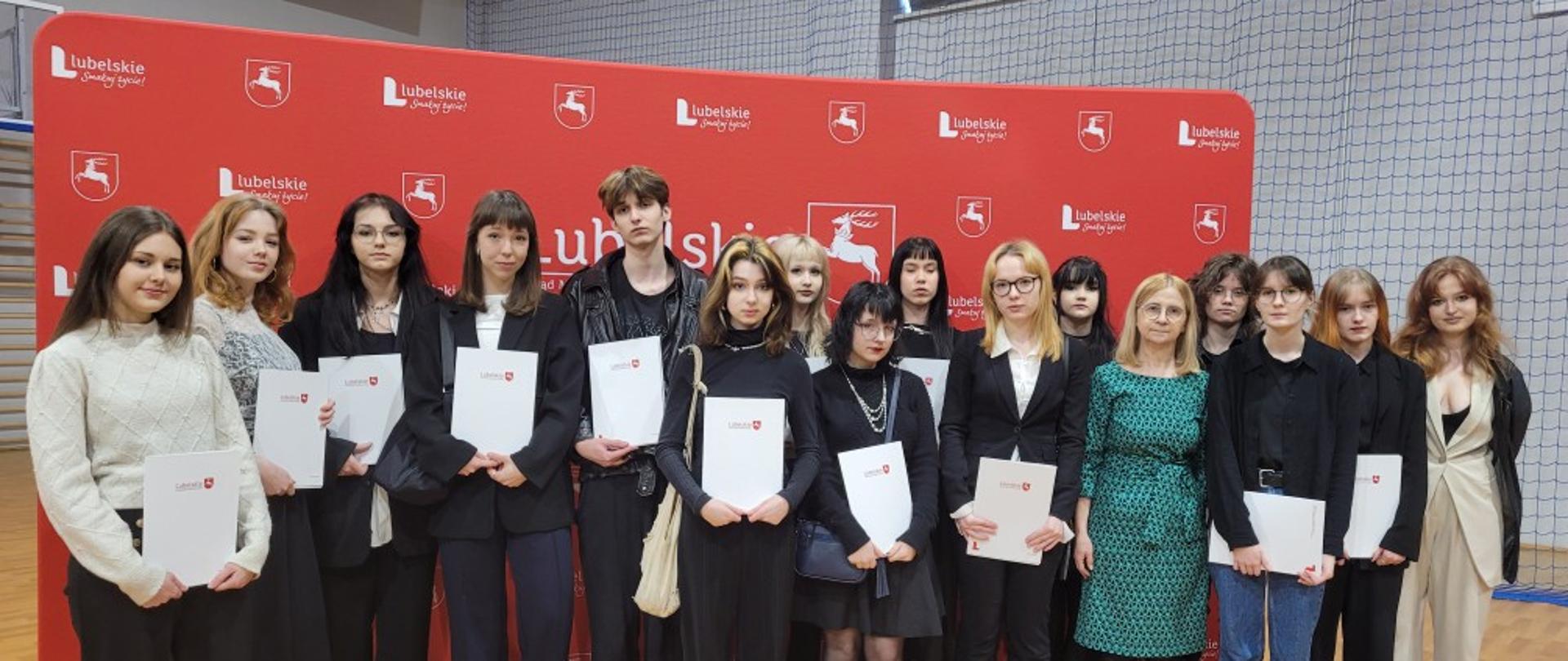 Grupowe zdjęcie uczniów PLSP podczas uroczystości wręczenia stypendiów