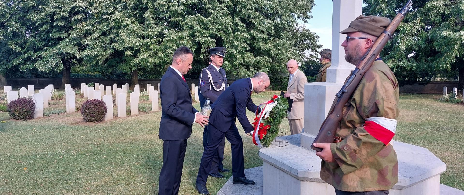 Uroczystości z okazji 78. rocznicy wybuchu Powstania Warszawskiego na cmentarzu wojennym Wspólnoty Brytyjskiej w Solymár pod Budapesztem - od lewej: konsul RP w Budapeszcie Andrzej Kalinowski, ambasador RP na Węgrzech Sebastian Kęciek (z wieńcem), attaché obrony płk Sławomir Mnitowski