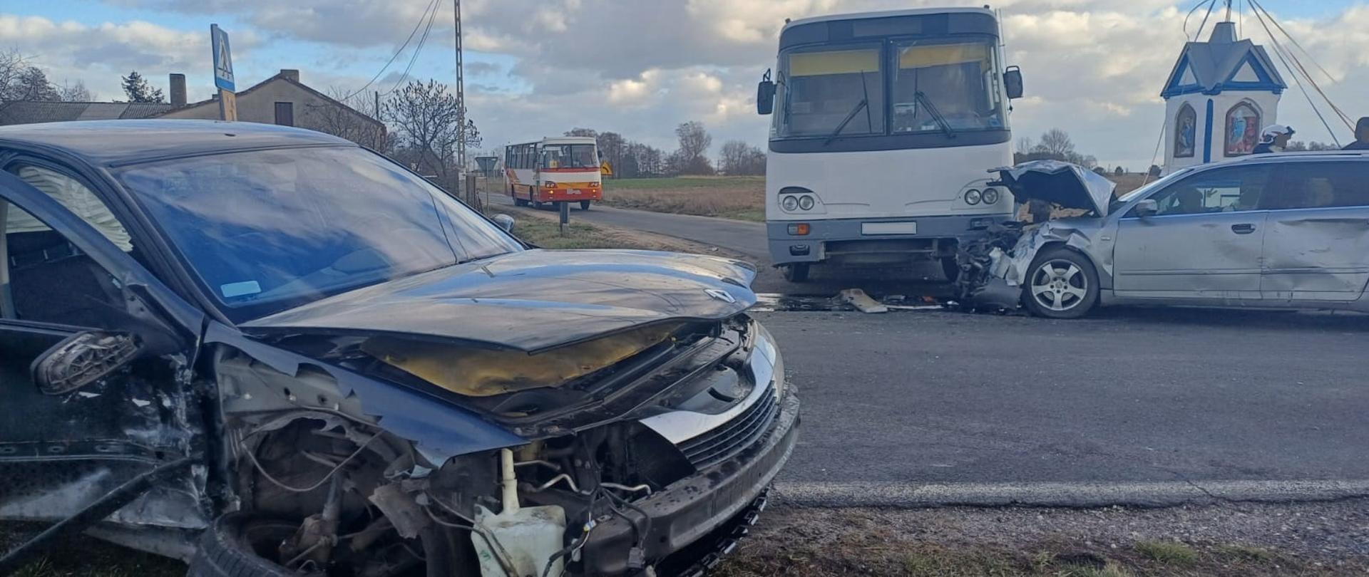 Dwa samochody osobowe oraz autobus po wypadku drogowym