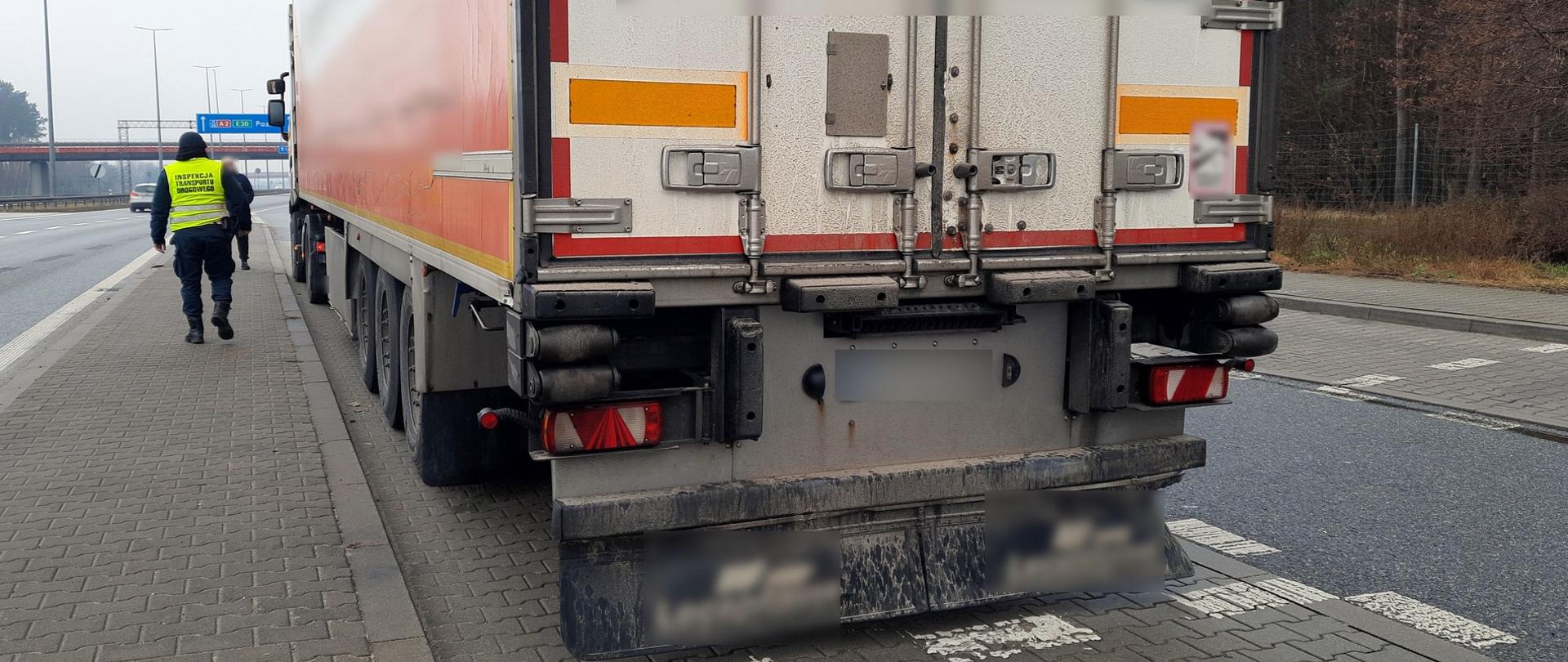 Zespół pojazdów z niesprawną naczepą zatrzymali inspektorzy z Konina