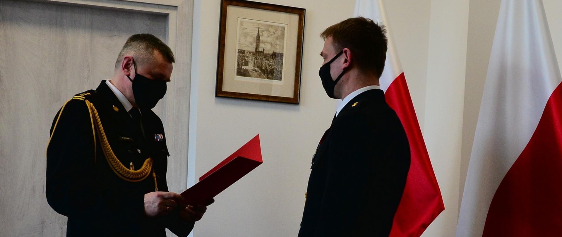 Zdjęcie przedstawia wręczenie decyzji o powierzeniu obowiązków zastępcy naczelnika. 