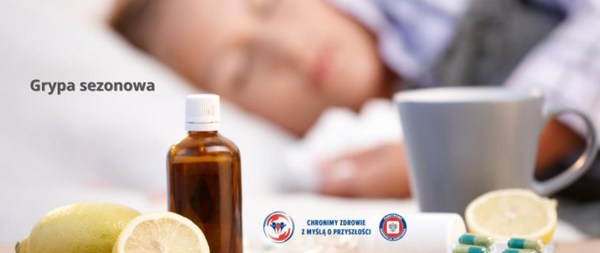 Grafika przedstawia chora kobietę. kobieta leży. Na [pierwszym planie widoczne od lewej : cytryny, lek w brązowej szklanej butelce, leki w postaci tabletek oraz szary kubek. Na środku logo Państwowej Inspekcji Sanitarnej w raz z hasłem Chronimy zdrowie z myślą o przyszłości. Po lewej stronie ciemny napis Grypa sezonowa.