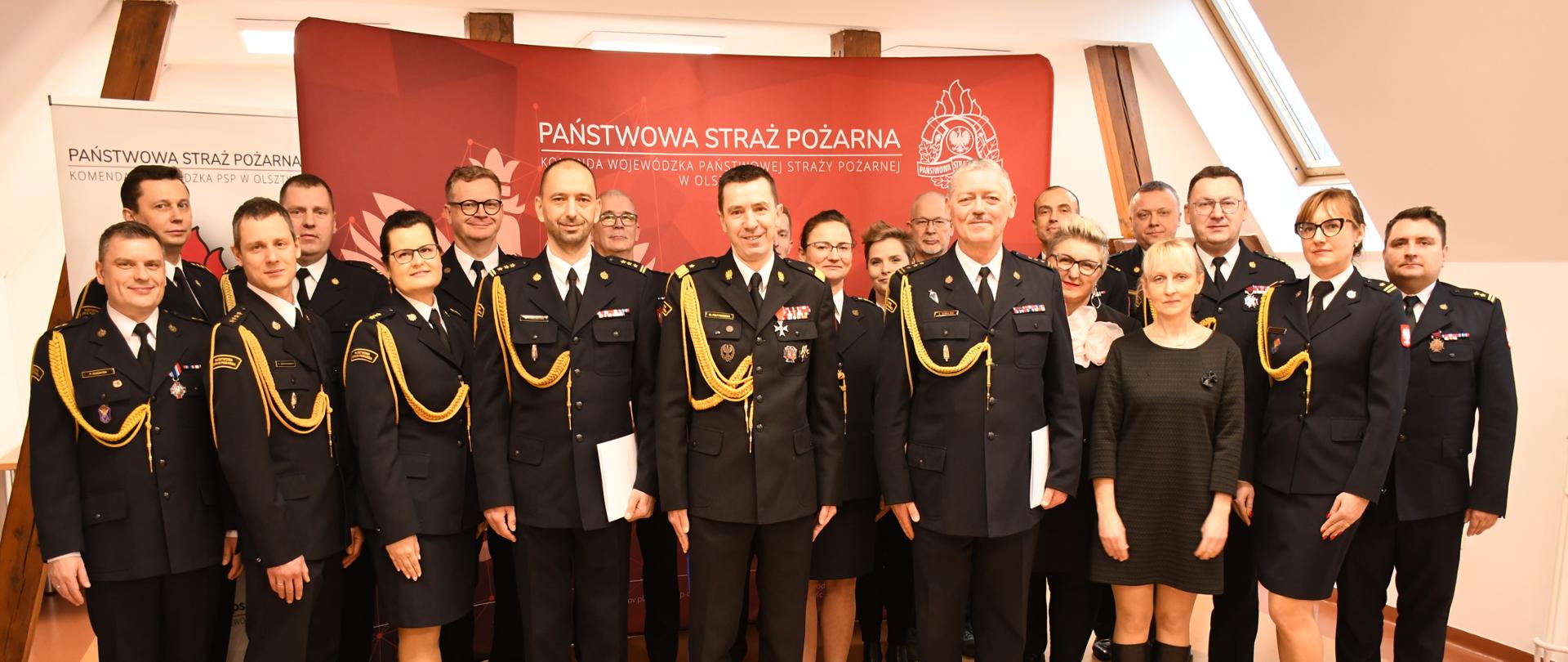 Grupowe zdjęcie funkcjonariuszy w umundurowaniu galowym