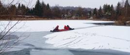 Na zdjęciu strażacy ćwiczą na zalodzonym zbiorniku wodnym