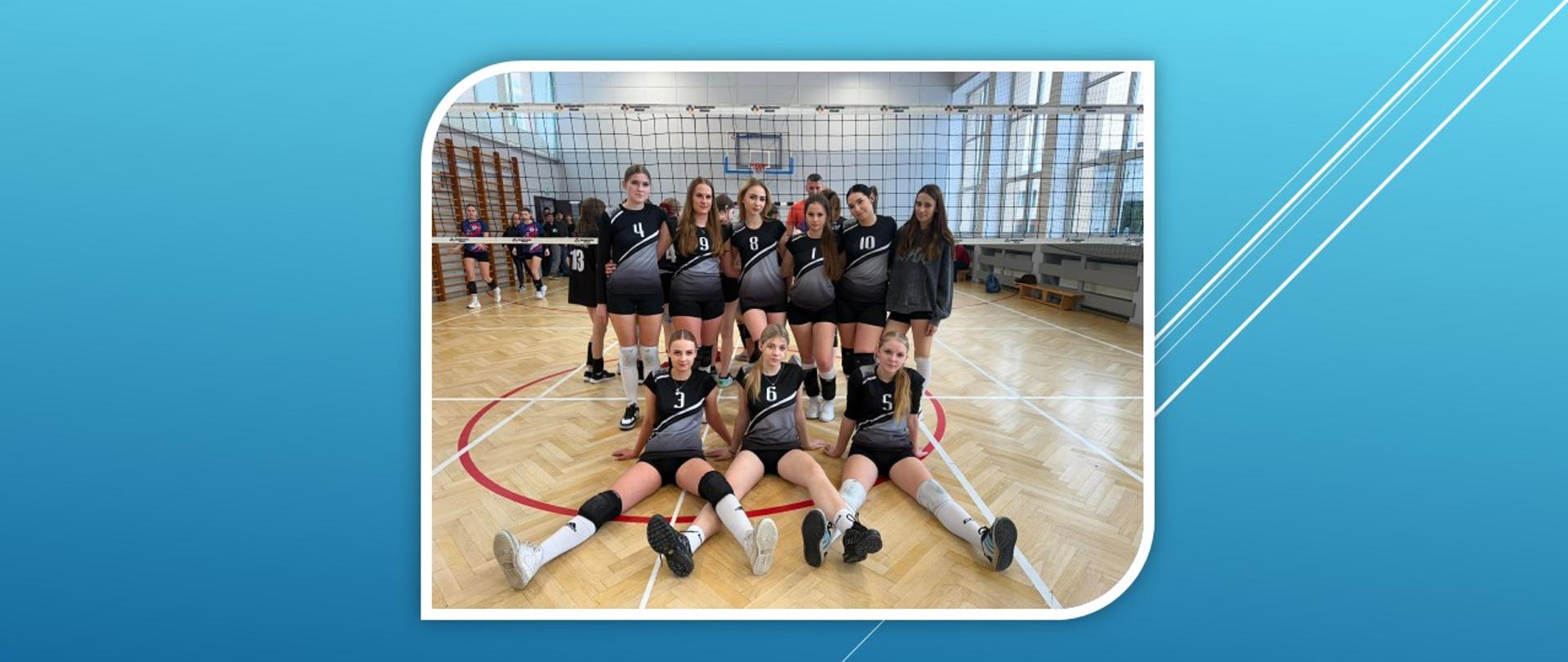 Dziewczęta w sportowych strojach pozują na boisku do piłki siatkowej.