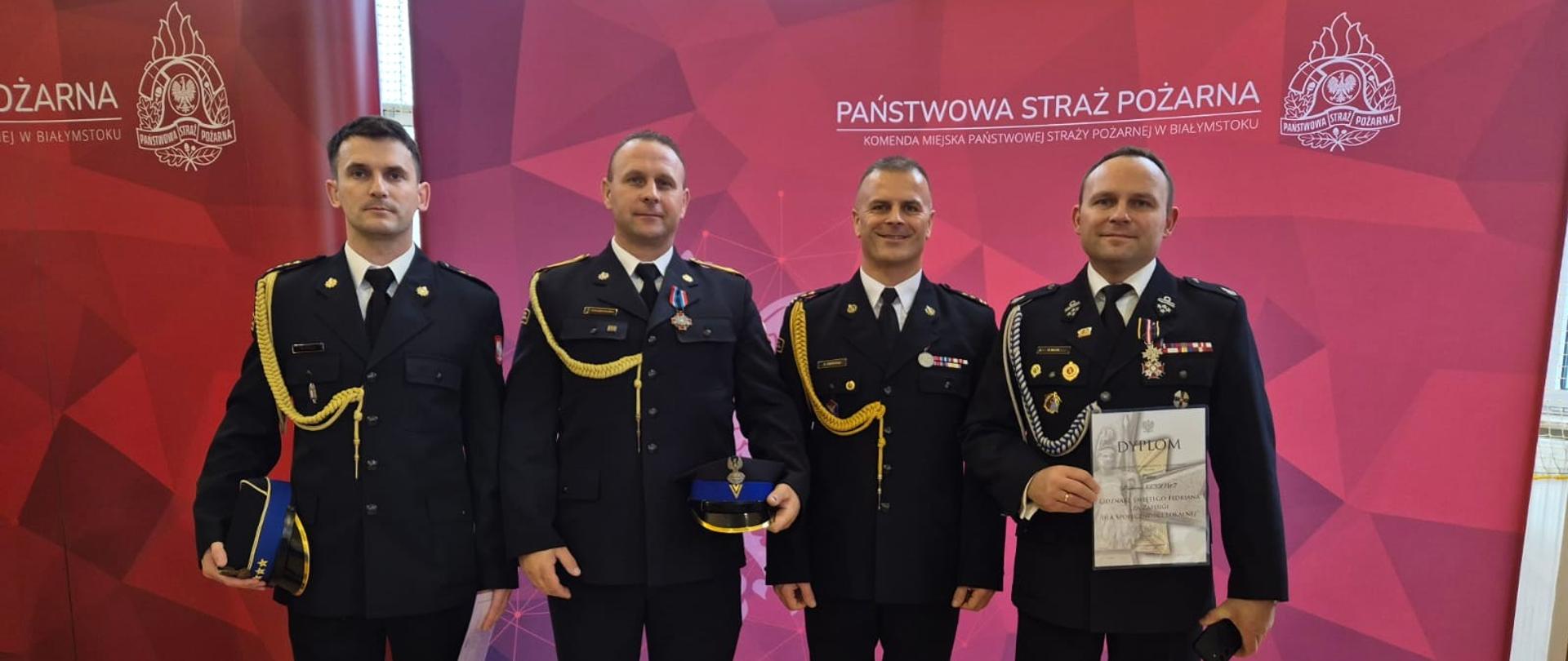 Zdjęcie grupowe łomżyńskich strażaków uczestniczących w Wojewódzkich Obchodach Święta Niepodległości