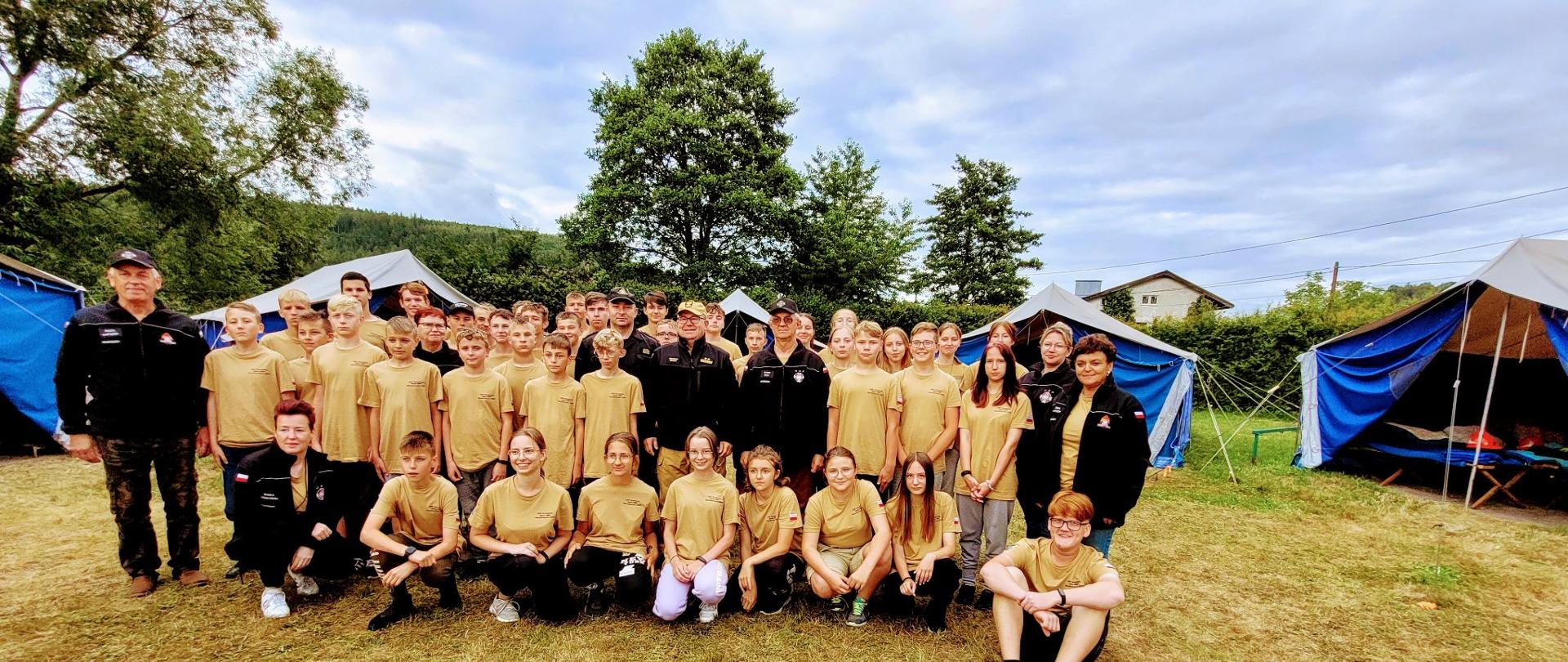 Zdjęcie grupowe uczestników obozu