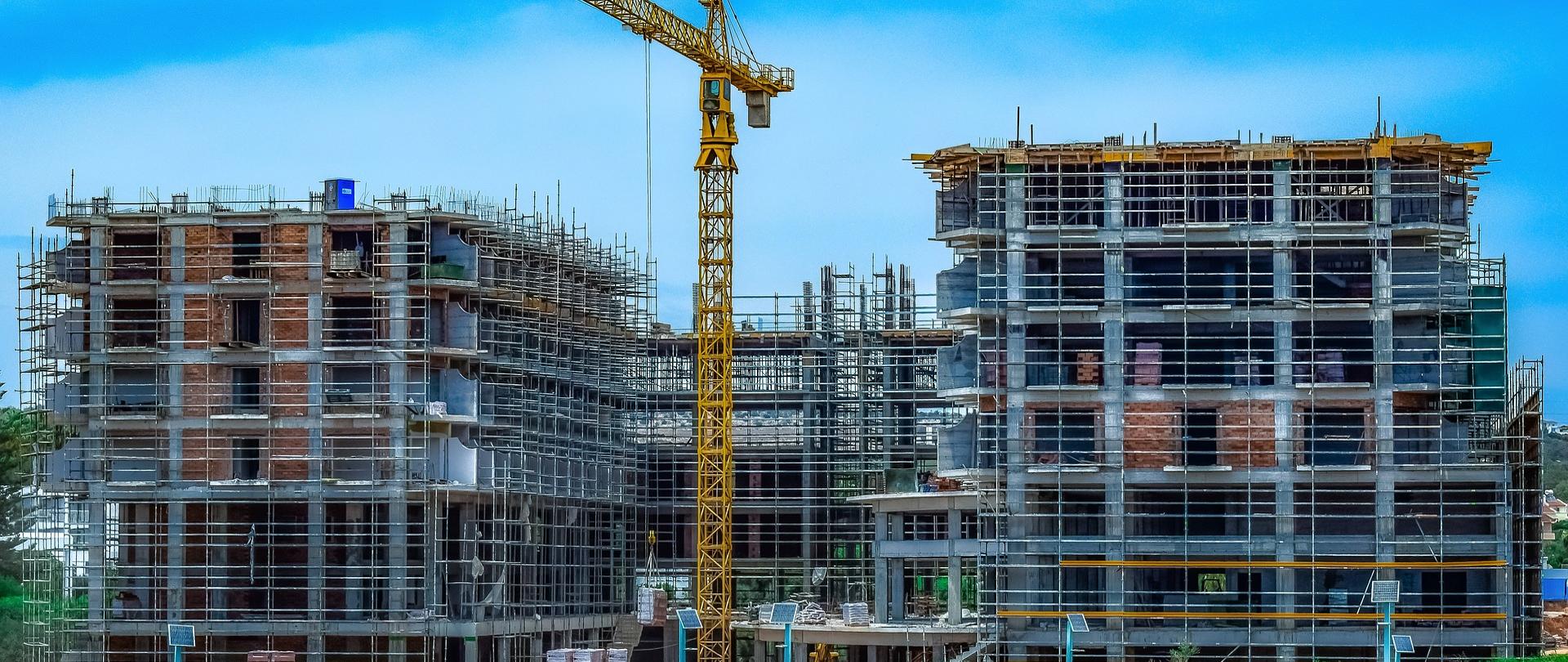 Dźwig i mieszkania w budowie