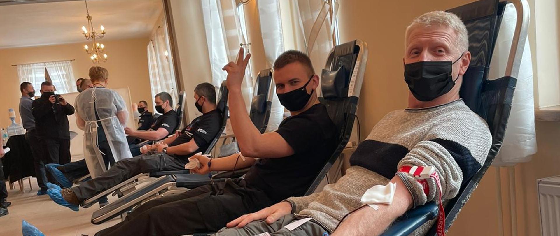 Strażacy z KP PSP w Wołowie podczas zbiórki krwi