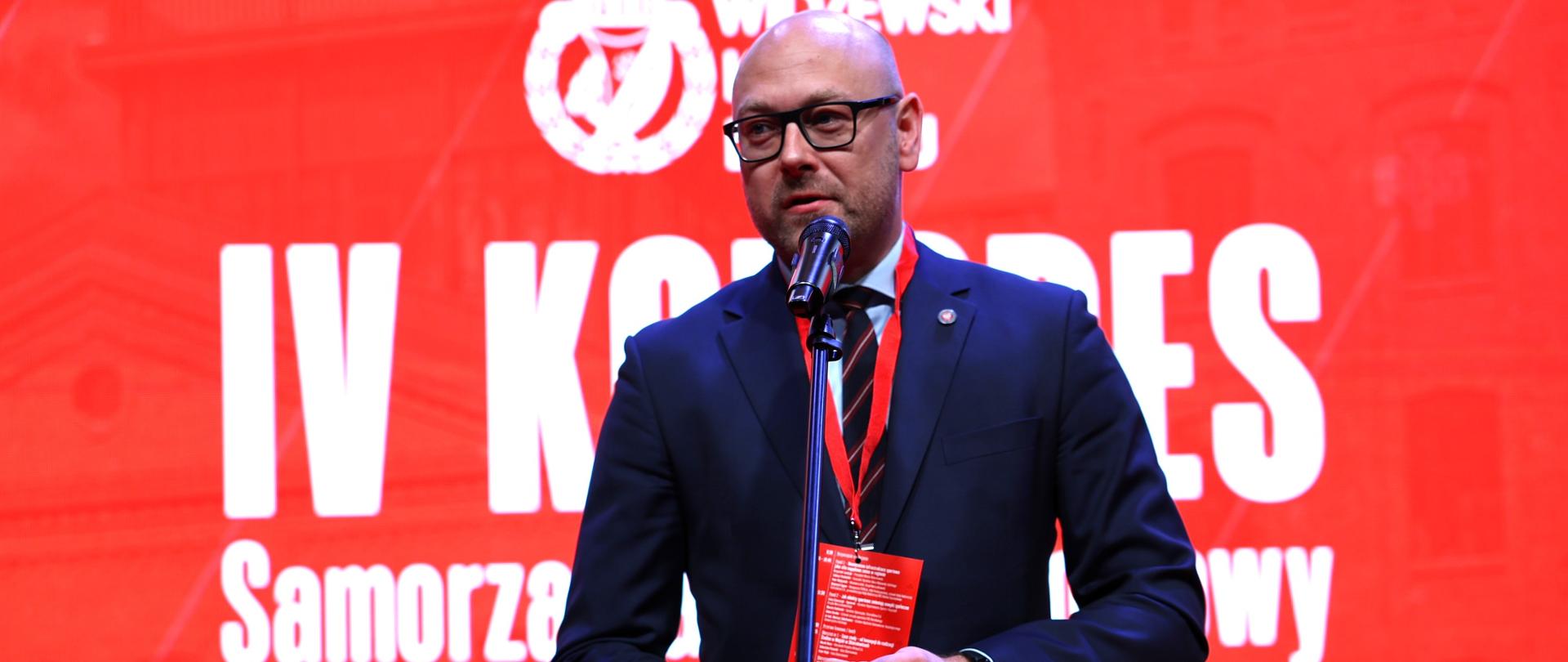 Tobiasz Puchalski, dyrektor Biura Wojewody Łódzkiego, przemawia podczas otwarcia IV Kongresu "Samorząd a Klub Sportowy"