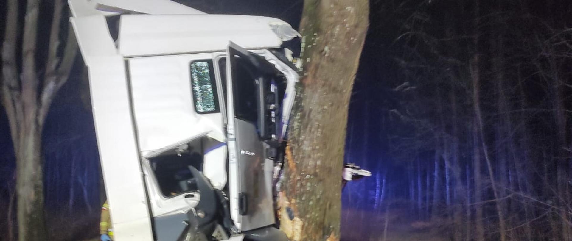 Rozbity samochód ciężarowy.