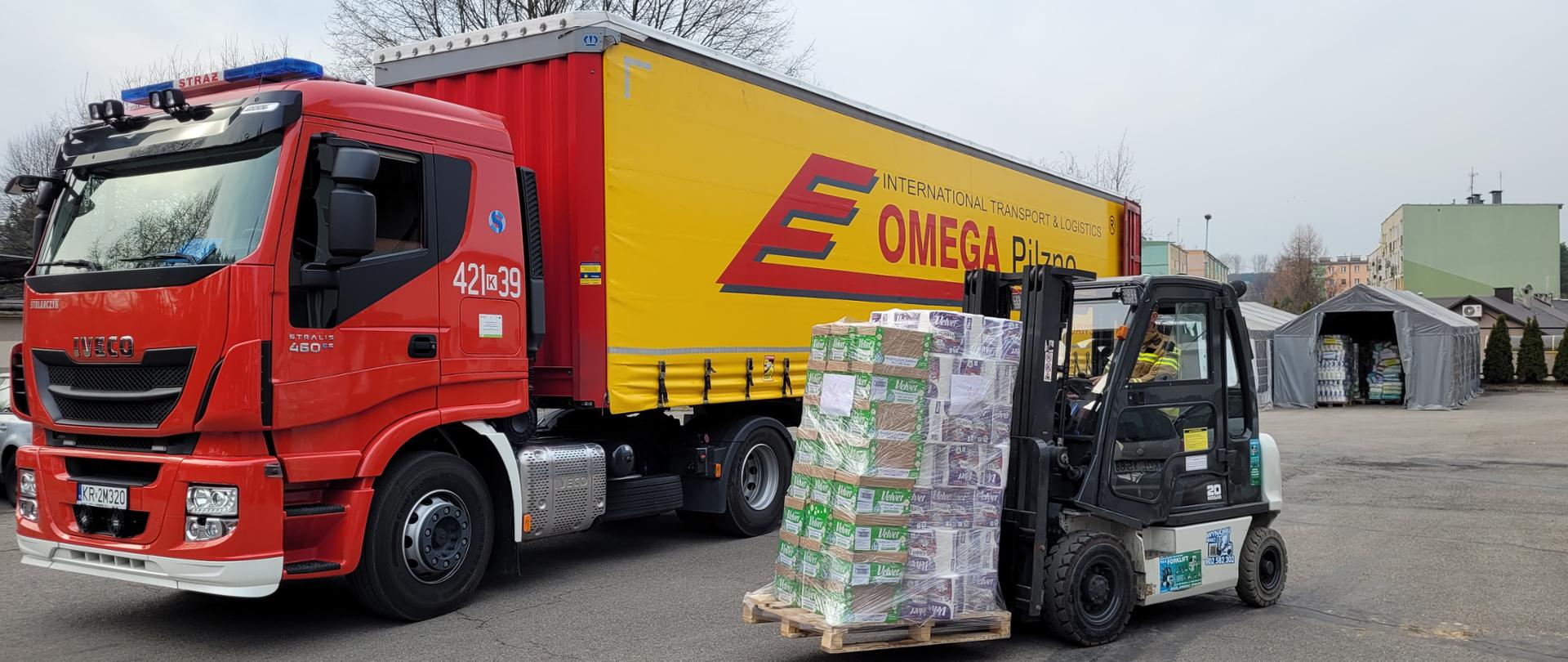 Olkuscy strażacy pomagają przy obsłudze powiatowego magazynu pomocy dla uchodźców z Ukrainy