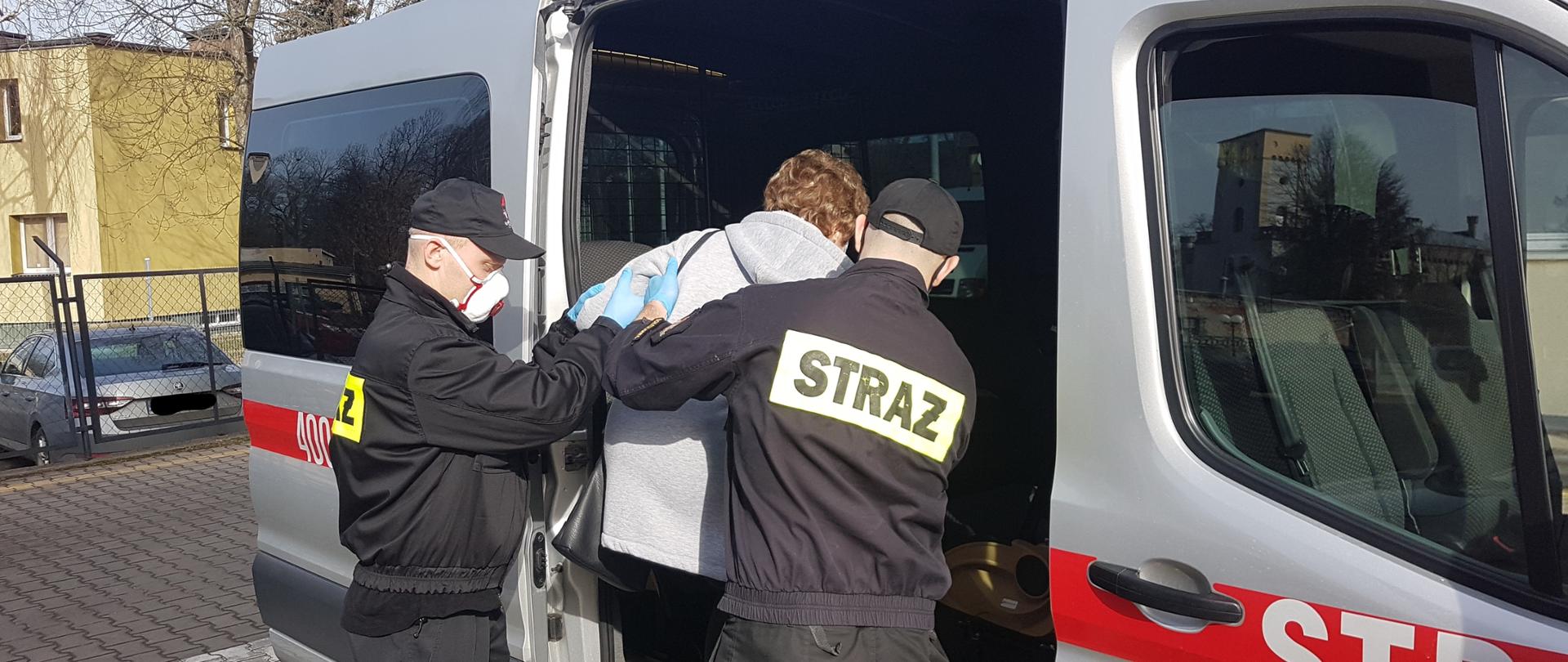 Pomoc strażaków Komendy Powiatowej Państwowej Straży Pożarnej w Bolesławcu w akcji szczepień przeciwko COVID-19