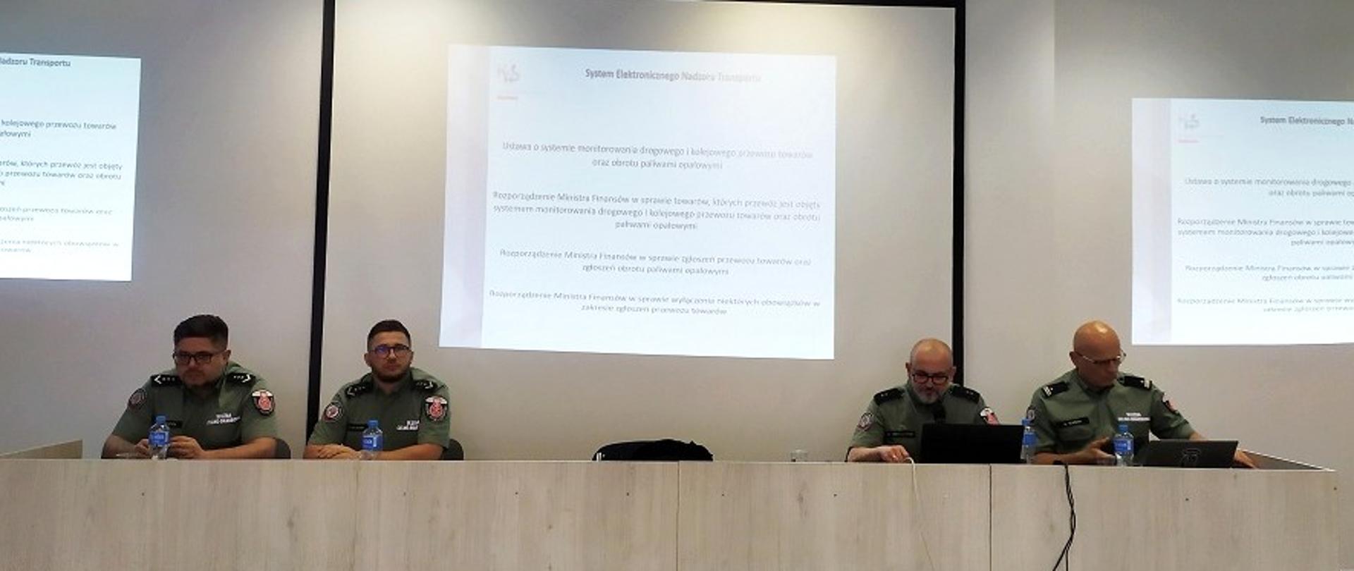 Szkolenie nt. SENT - 4 funkcjonariuszy siedzi przy stole konferencyjnym