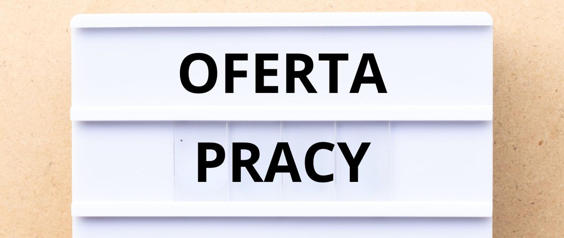 Kremowo białe tło, tekst oferta pracy