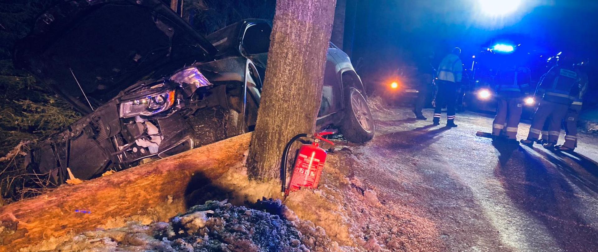 Słodyczki – samochód osobowy uderzył w drzewo
