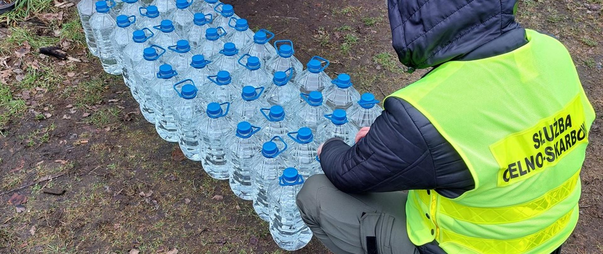 Funkcjonariusz przy zabezpieczonym alkoholu
