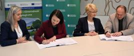 Podpisanie umowy przez prezes zarządu NFOŚiGW Dorotę Zawadzką-Stępniak, Annę Mieczkowską, Przewodniczącą Zarządu i Mirosława Terleckiego, Członka Zarządu Związku Miast i Gmin Dorzecza Parsęty.