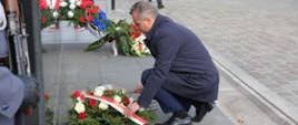 Wojewoda Mikołaj Bogdanowicz składa kwiaty pod pomnikiem
