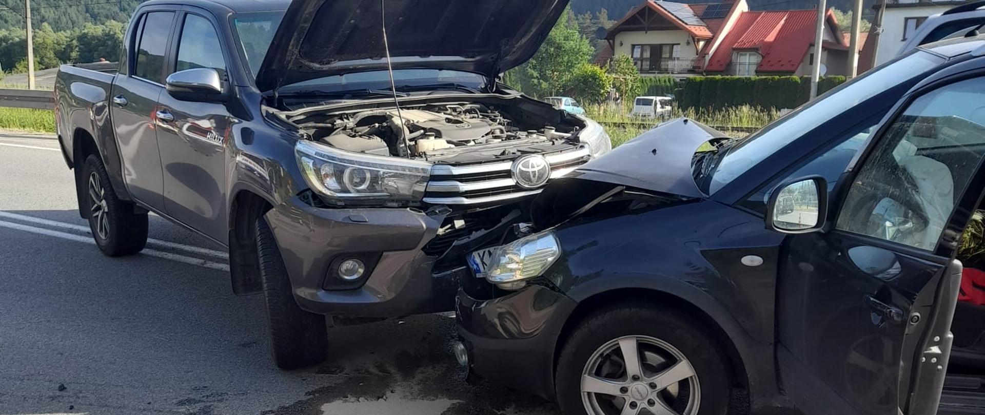 Widok samochódów osobowych na drodze po czołowym zderzeniu