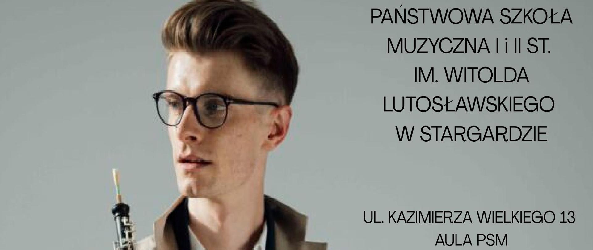 Plakat Warsztatów obojowych z mgrem Mateuszem Żurawskim z Akademii Muzycznej im. Ignacego Jana Paderewskiego w Poznaniu w dniu 15 listopada 2025. Tłem plakatu jest zdjęcie pana Mateusza Żurawskiego spoglądającego przez prawe ramię, który trzyma w obu rękach obój przytrzymując go prawą ręką za czarę dźwiękową. Ubrany jest w beżową marynarkę, białą koszulę i czarne spodnie z brązowym paskiem, a na nosie ma okulary. 