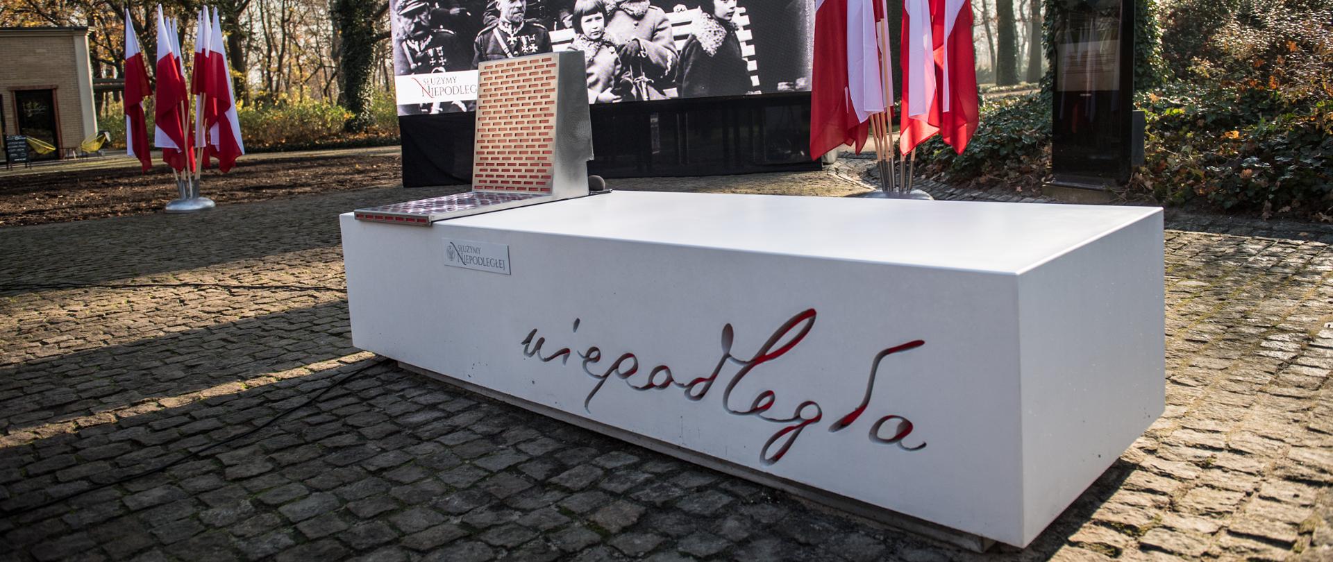 Ławka Niepodległości w Łazienkach Królewskich