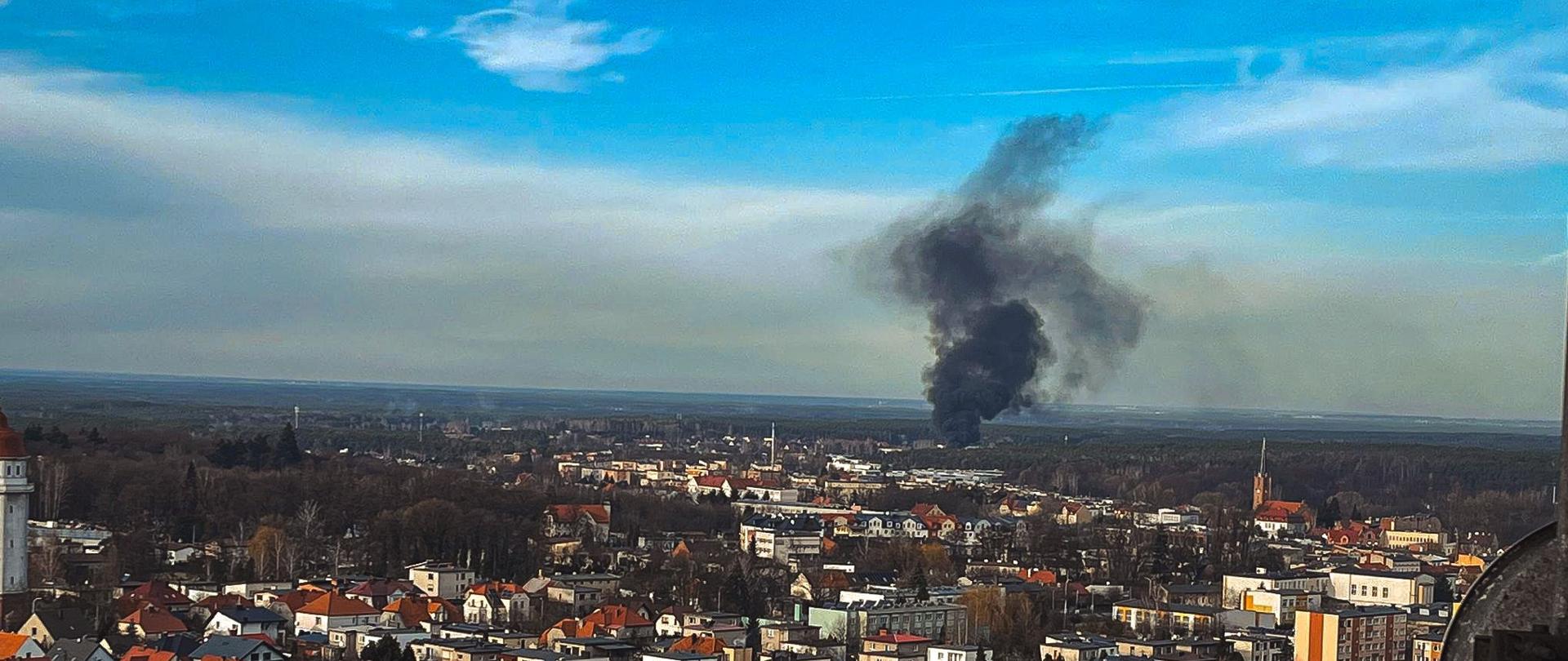Czarny słup dymu nad miastem.