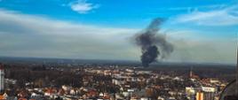 Czarny słup dymu nad miastem.