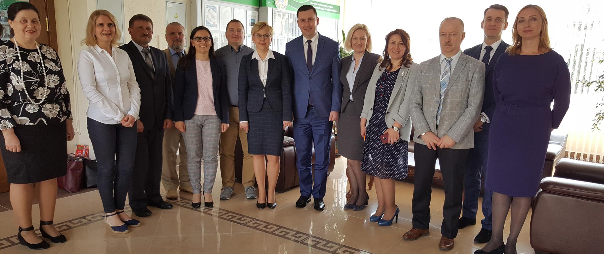 Zdjęcie grupowe osób biorących udział w spotkaniu. Na środku Anna Moskwa, podsekretarz stanu w MGMiŻŚ i Andriei Khmel, wiceminister zasobów naturalnych i ochrony środowiska Białorusi.