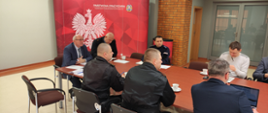 Zdjęcie przedstawia członków Powiatowego Zespołu Zarządzania Kryzysowego