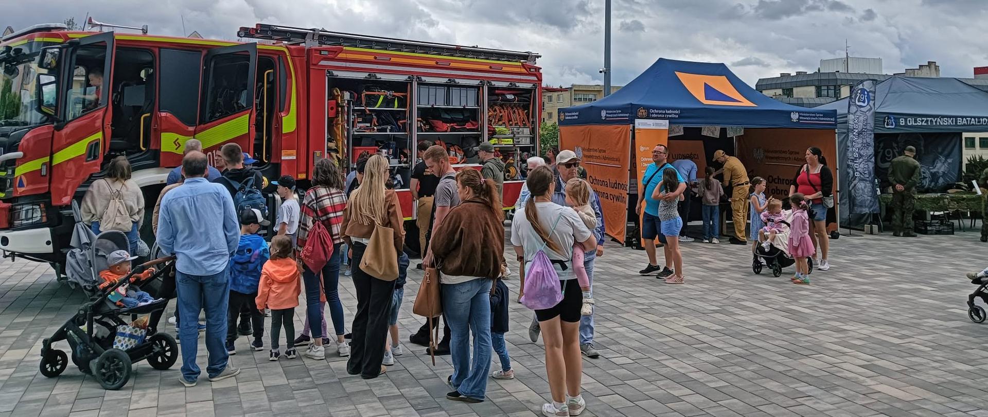Piknik edukacyjny Akademii Ochrony Ludności i Obrony Cywilnej podczas obchodów Dnia dziecka przy Hali Urania w Olsztynie