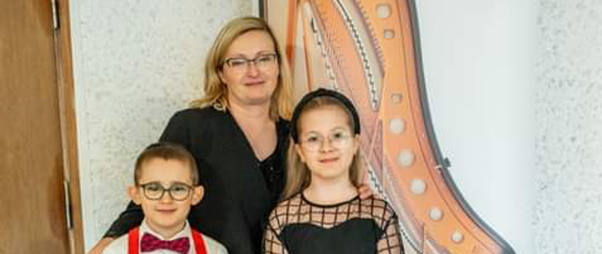 kobieta z dwojgiem dzieci