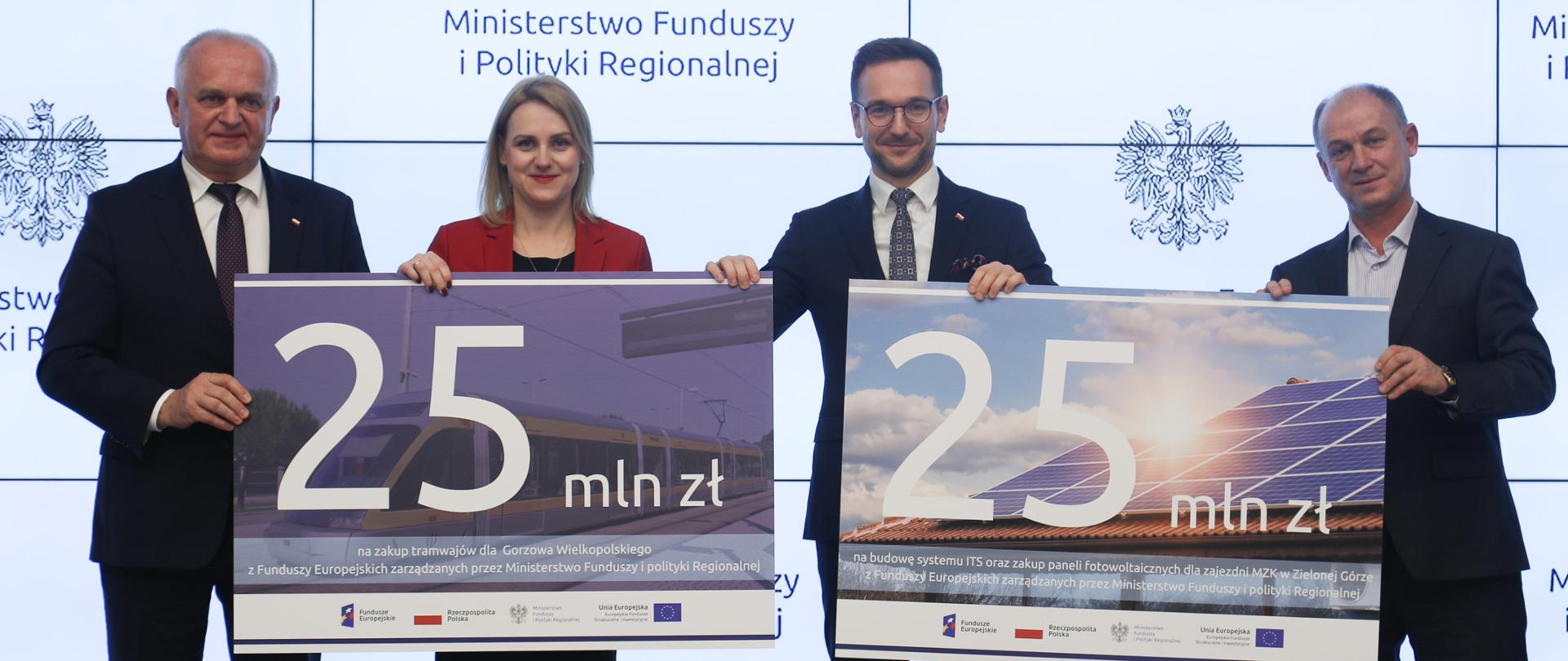 Fundusze na rozwój transportu miejskiego w Lubuskiem, wiceminister Buda wręczył samorządowcom symboliczne czeki.

