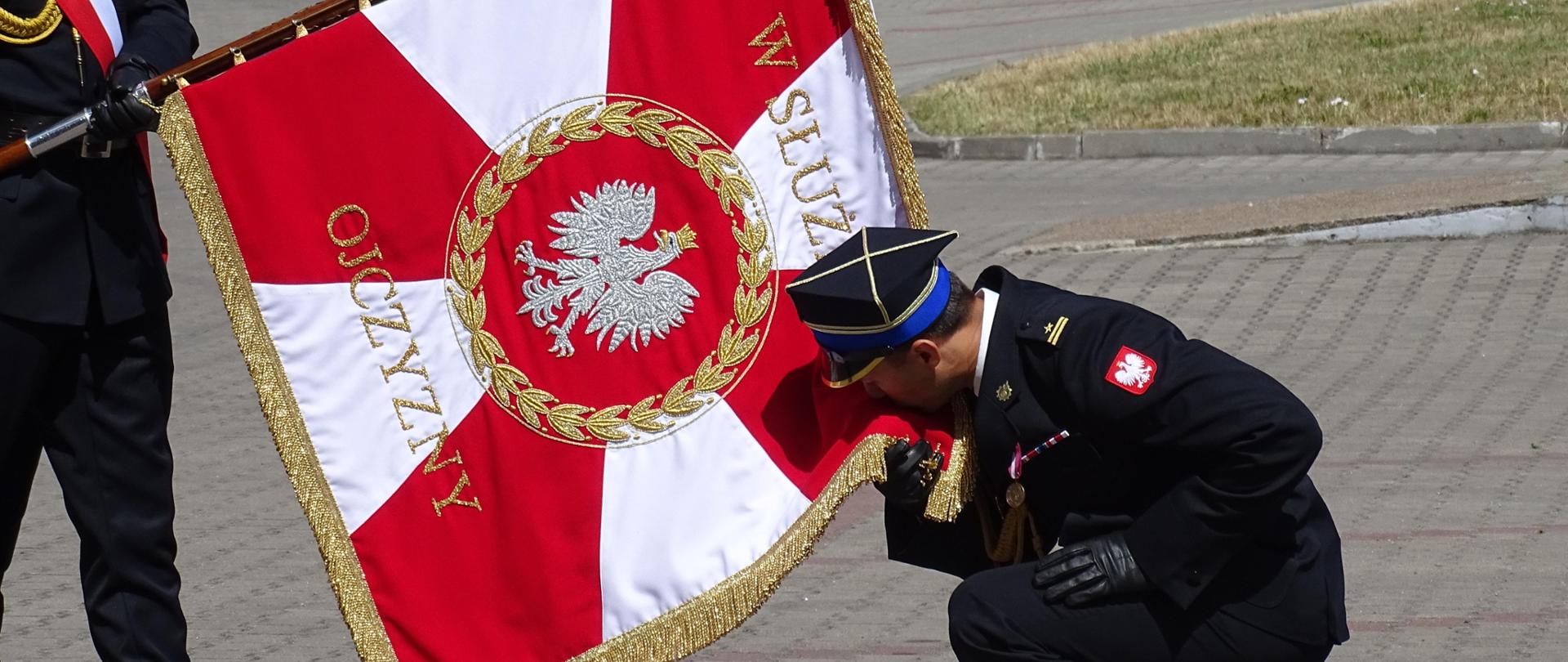 Powitanie się nowo powołanego Komendanta Powiatowego PSP w Bartoszycach ze sztandarem