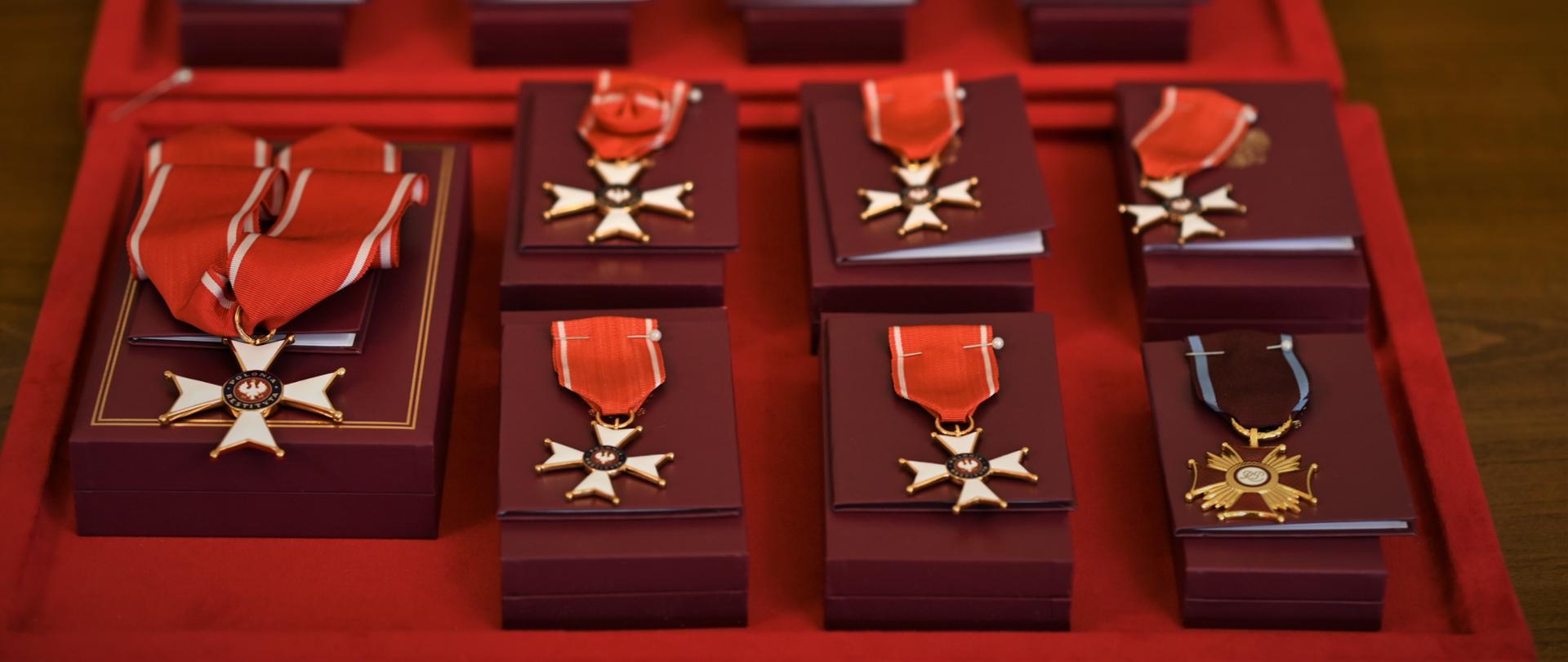  Za wybitne zasługi w działalności na rzecz przemian demokratycznych w Polsce