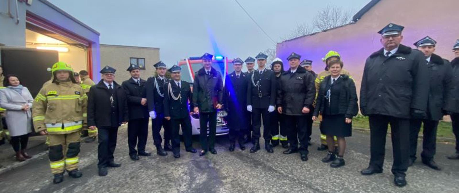 Przekazanie lekkiego samochodu ratowniczo-gaśniczego dla Ochotniczej Straży Pożarnej w Chwałęcicach 