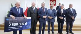 
Minister Grzegorz Puda, po jego lewej stronie wicewojewoda śląski Jan Chrząszcz, zaś po prawej stoi wiceminister rodziny i polityki społecznej Stanisław Szwed

