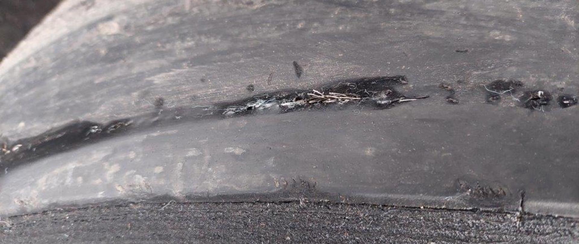 ŁYSE OPONY Z WYSTAJĄCYMI DRUTAMI