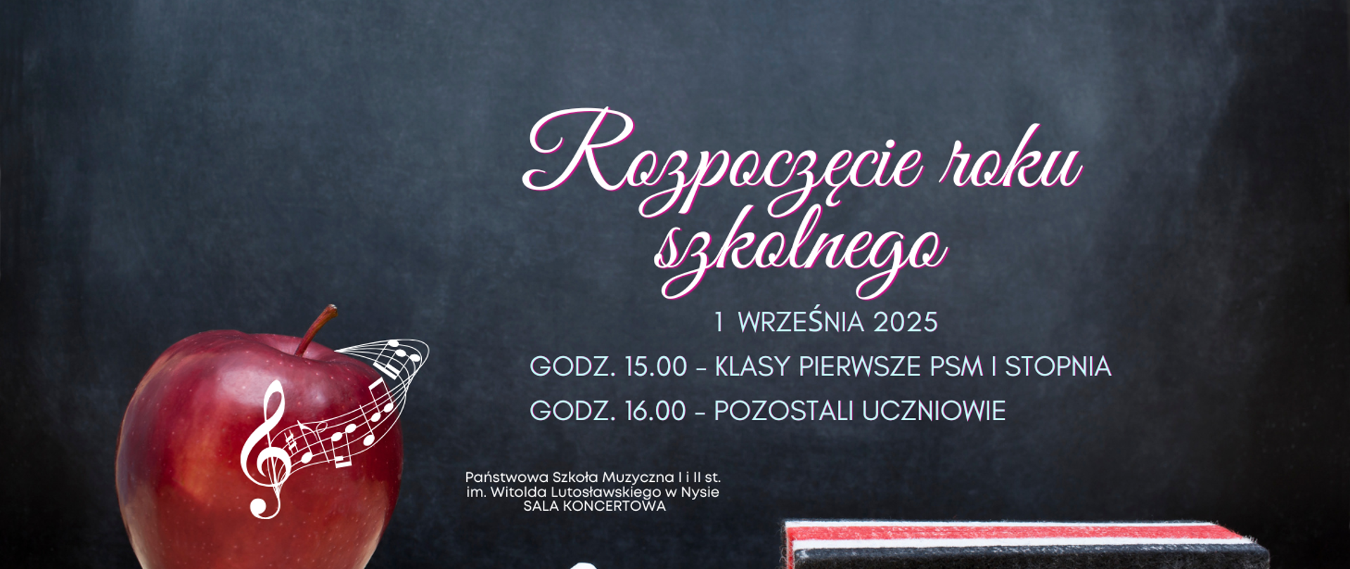 Kafelek, tło ciemne, granatowe. Wrażenie przetartego brystolu. W lewym dolnym rogu zdjęcie czerwonego dojrzałego jabłka z białą pięciolinią i kluczem wiolinowym otaczającym je, randomowo naniesiony nuty białe napisy ozdobną czcionką rozpoczęcie roku szkolnego poniżej czcionka zwykła 1 września 2025 godzina 15:00 klasy 1 PSM I stopnia godzina 16:00 pozostali uczniowie, poniżej małą czcionką państwowa szkoła muzyczna pierwszego i drugiego stopnia im Witolda Lutosławskiego w Nysie sala koncertowa w prawym dolnym rogu coś na kształt obrusu na stole w kolorach czarny biały czerwony biały czerwony leży blisko końcowej dolnej linii.